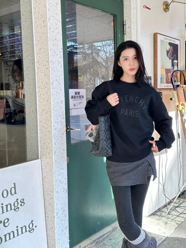 Givenchy Cotton Logo Crew Neck Sweatshirt- Black (5) Givenchy Cotton Logo Crew Neck Sweatshirt- Black