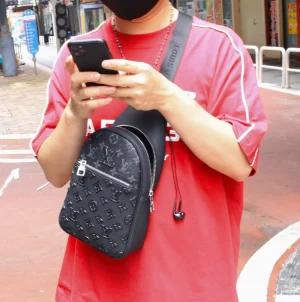 Louis Vuitton Avenue Slingbag Men's Taiga Leather