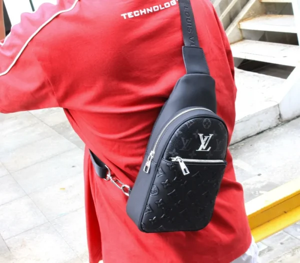 Louis Vuitton Avenue Slingbag Men's Taiga Leather