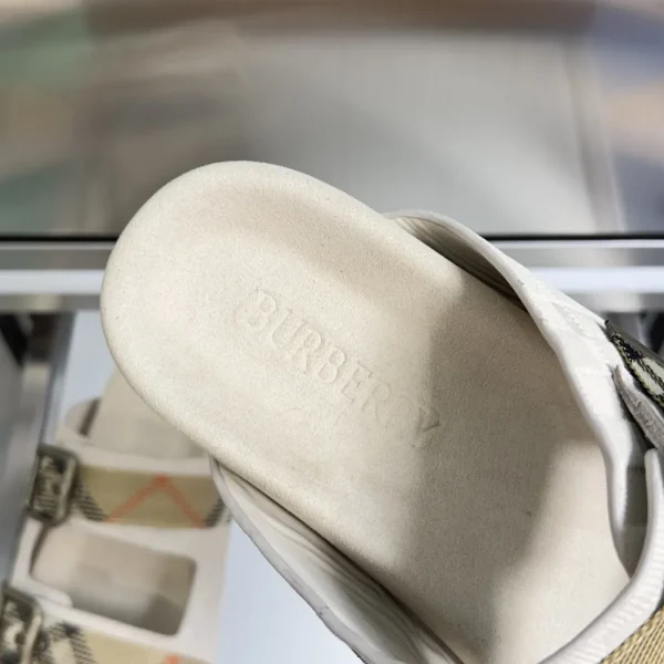 Burberry Urchin Men's Beige Suede Sandal
