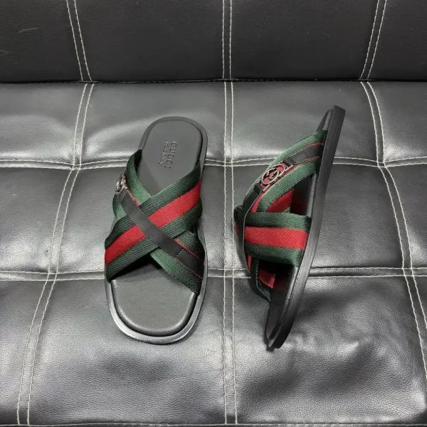 Gucci Maverik Men's Black Rubber Slide - Non-Slip Comfort