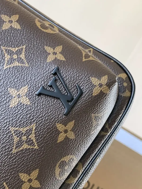 Louis Vuitton Men's Sling Bag - Boutique Material