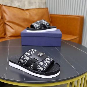 Dior Aqua Mule – Black & White Dior Oblique Jacquard Script Medallion (7) Dior Aqua Mule – Black & White Dior Oblique Jacquard Script Medallion