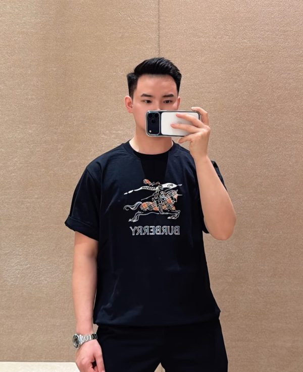 Burberry Knight Sketch Cotton T-shirts- Black (2) Burberry Knight Sketch Cotton T-shirts- Black