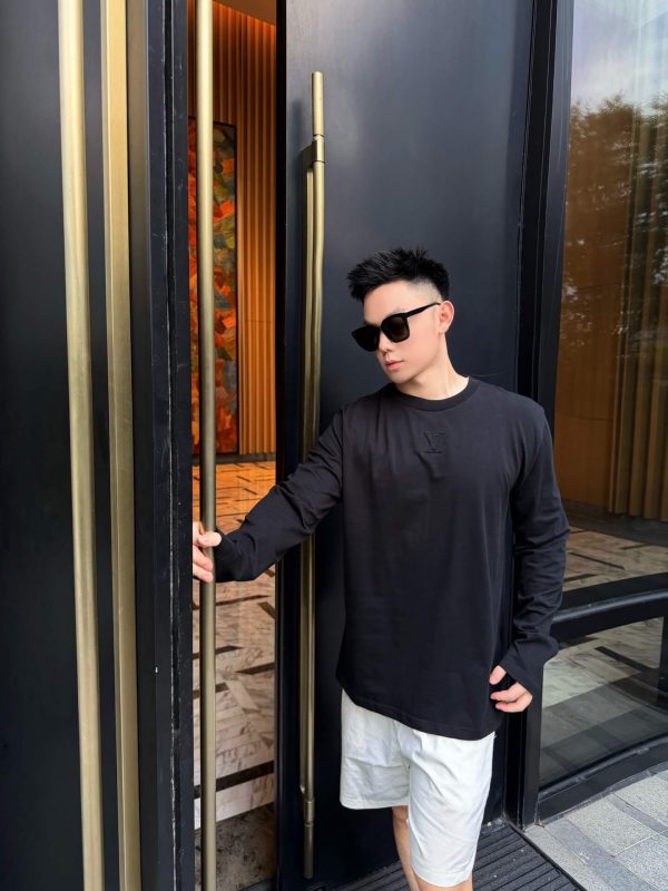 Louis Vuitton Cotton Inside Out Long Sleeve Crew Neck T-Shirt- Black (2) Louis Vuitton Cotton Inside Out Long Sleeve Crew Neck T-Shirt- Black